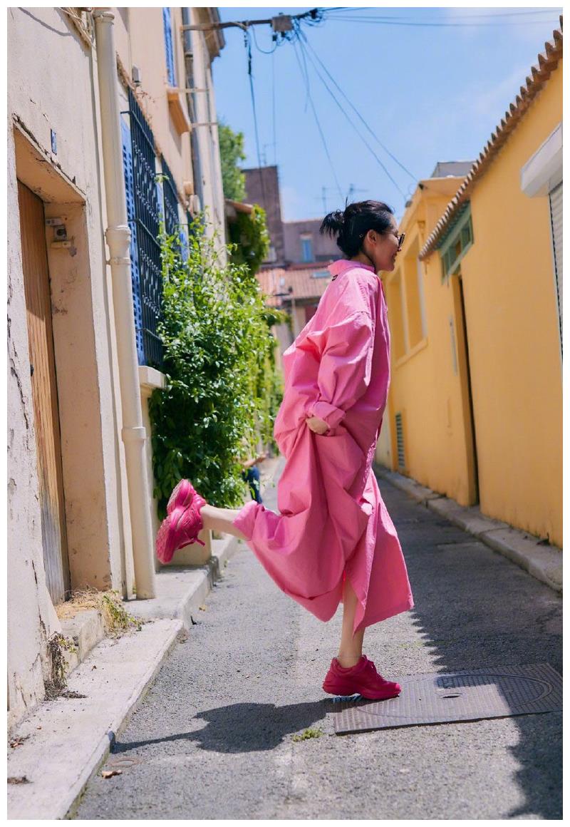 50岁许晴穿黄裙明媚娇俏,光脚奔跑无忧无虑,真真活成了公主_少女_裙子