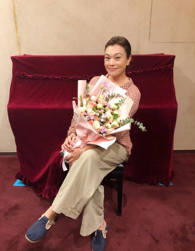 正因为老公爱她,所以即使遇到前夫黄小茂,他也会通过史介绍,主动上前