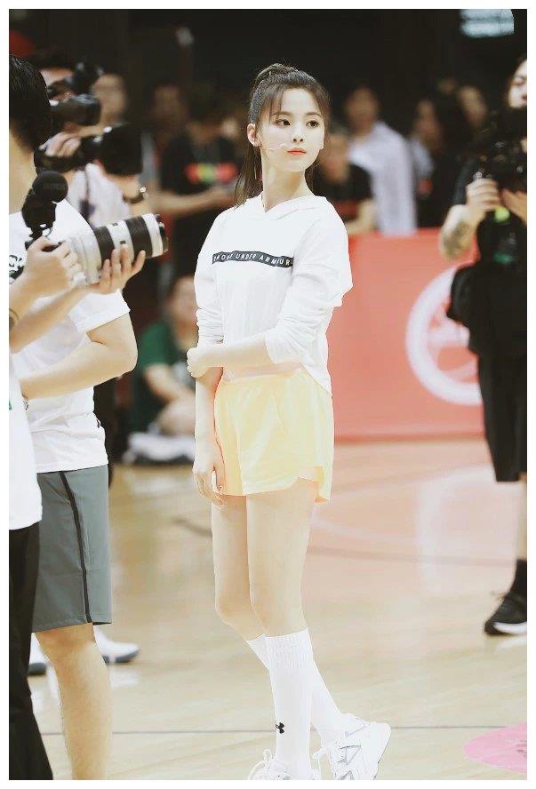 杨超越的漫画袜火了虽然不能显腿细但却能比初恋还甜