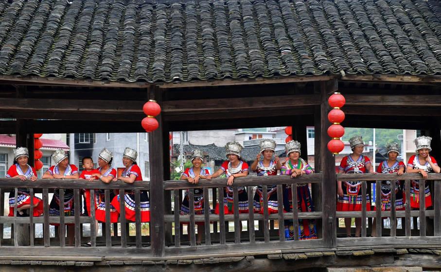 湖南千年苗族古村落，有100多座宗族祠堂，溪水自北向南穿村而过