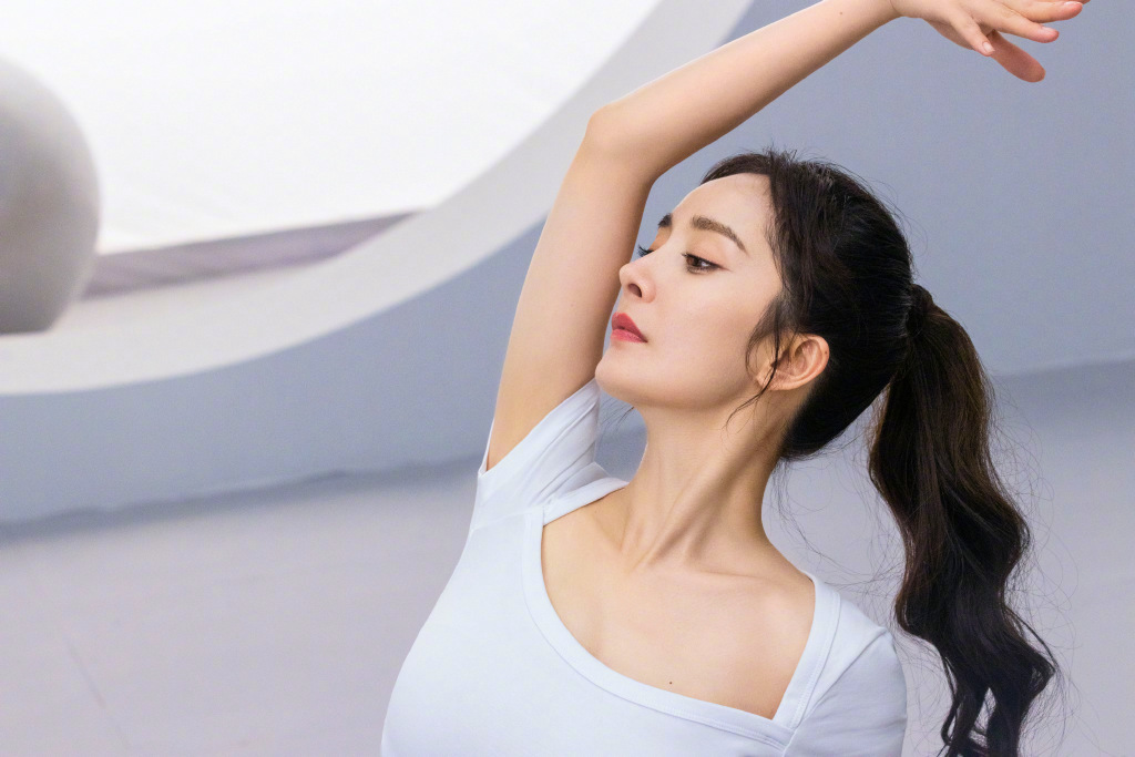 原创杨幂穿瑜伽中空装前凸后翘曲线全现形