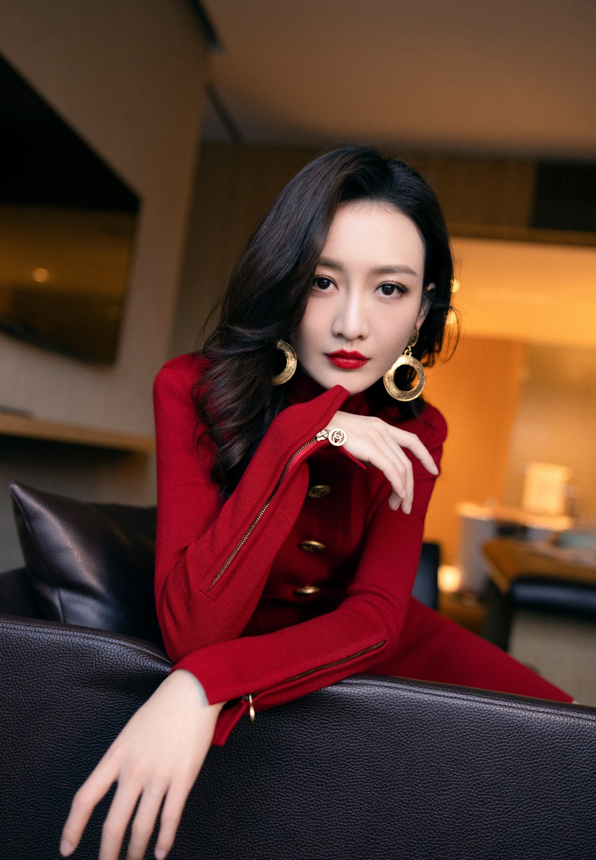 何九华王鸥恋情曝光?情侣同款手机壳互刻对方名字_外壳_网友_婚礼