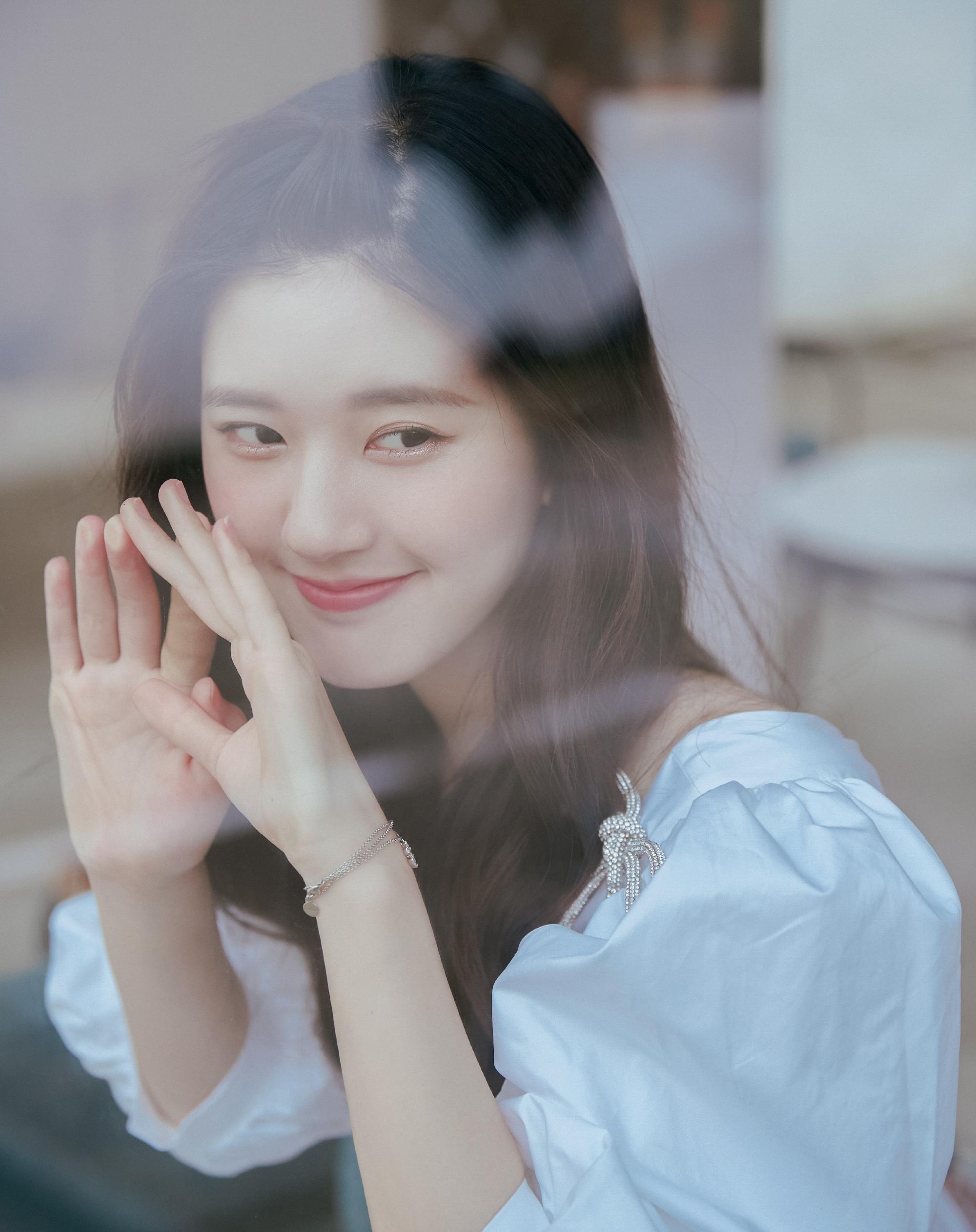 原创初恋女孩赵露思身穿泡泡袖连衣裙清纯可人犹如花林中的仙女