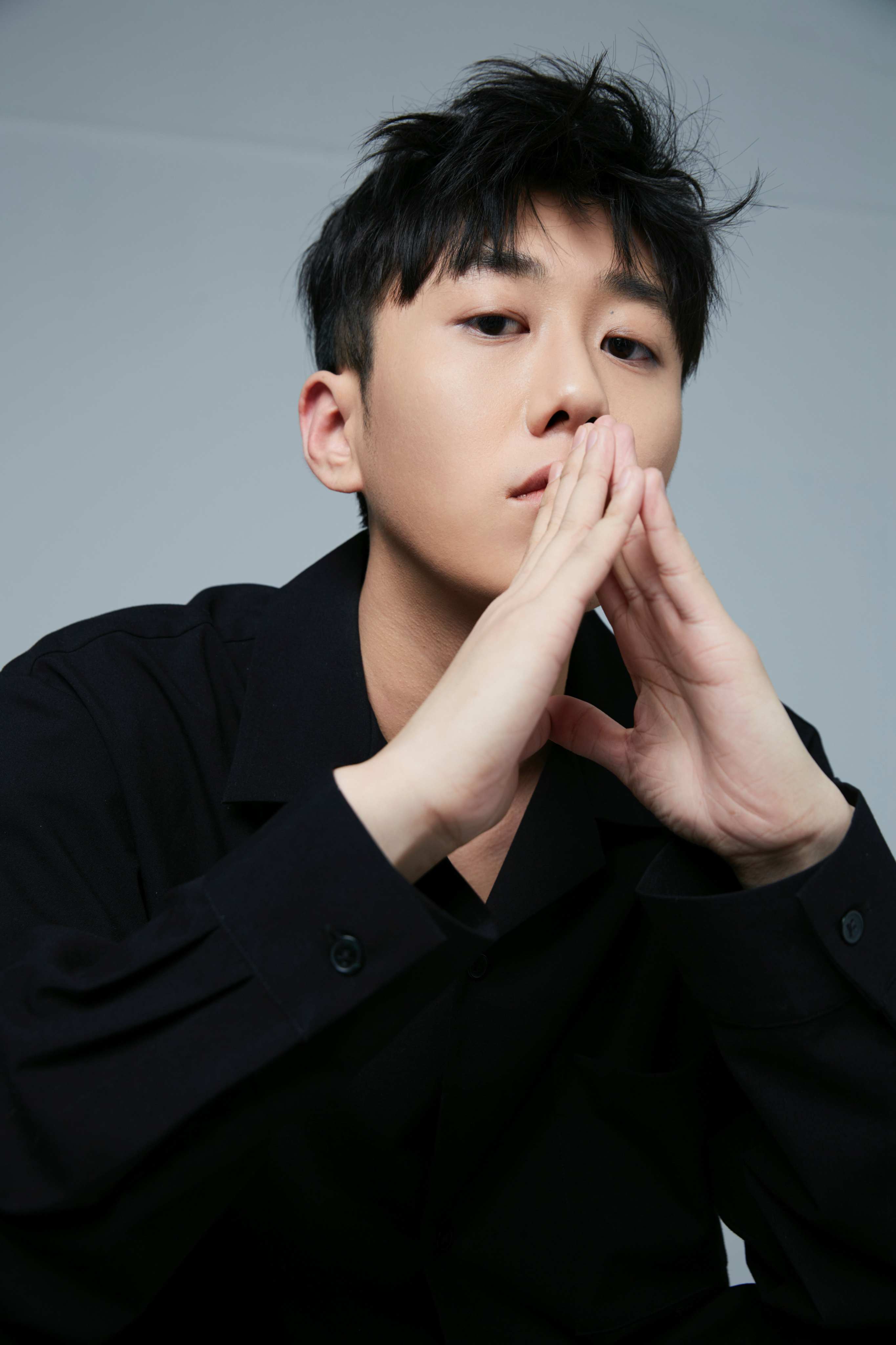 原创姜冠南解锁冷色调极简风大片恣意洒脱尽显不羁少年气