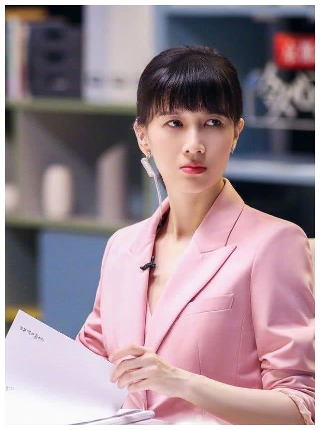 papi酱爆自己露额头很丑但看到她掀起刘海后出道演戏吧