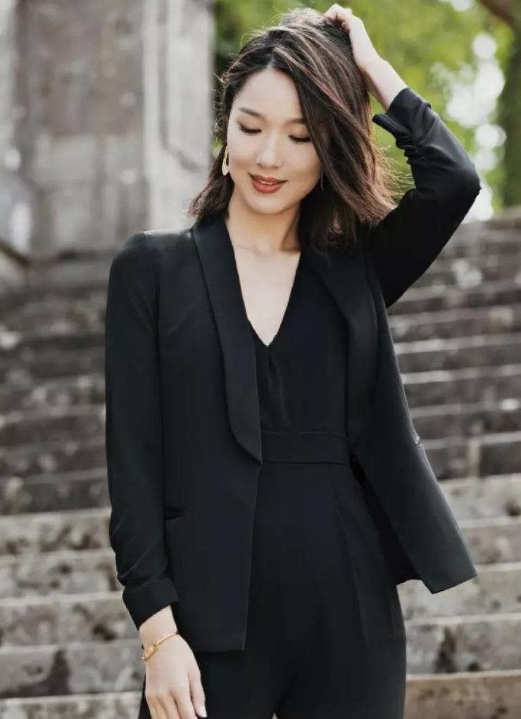 在外面,李亚楠搭配了一件黑色的修身西装垫肩的设计,为她增添了气场