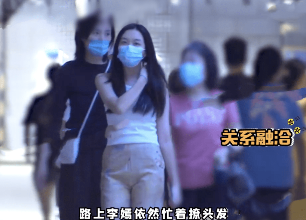 海哈金喜带娃陪继女买衣服,为李嫣挑选如生母