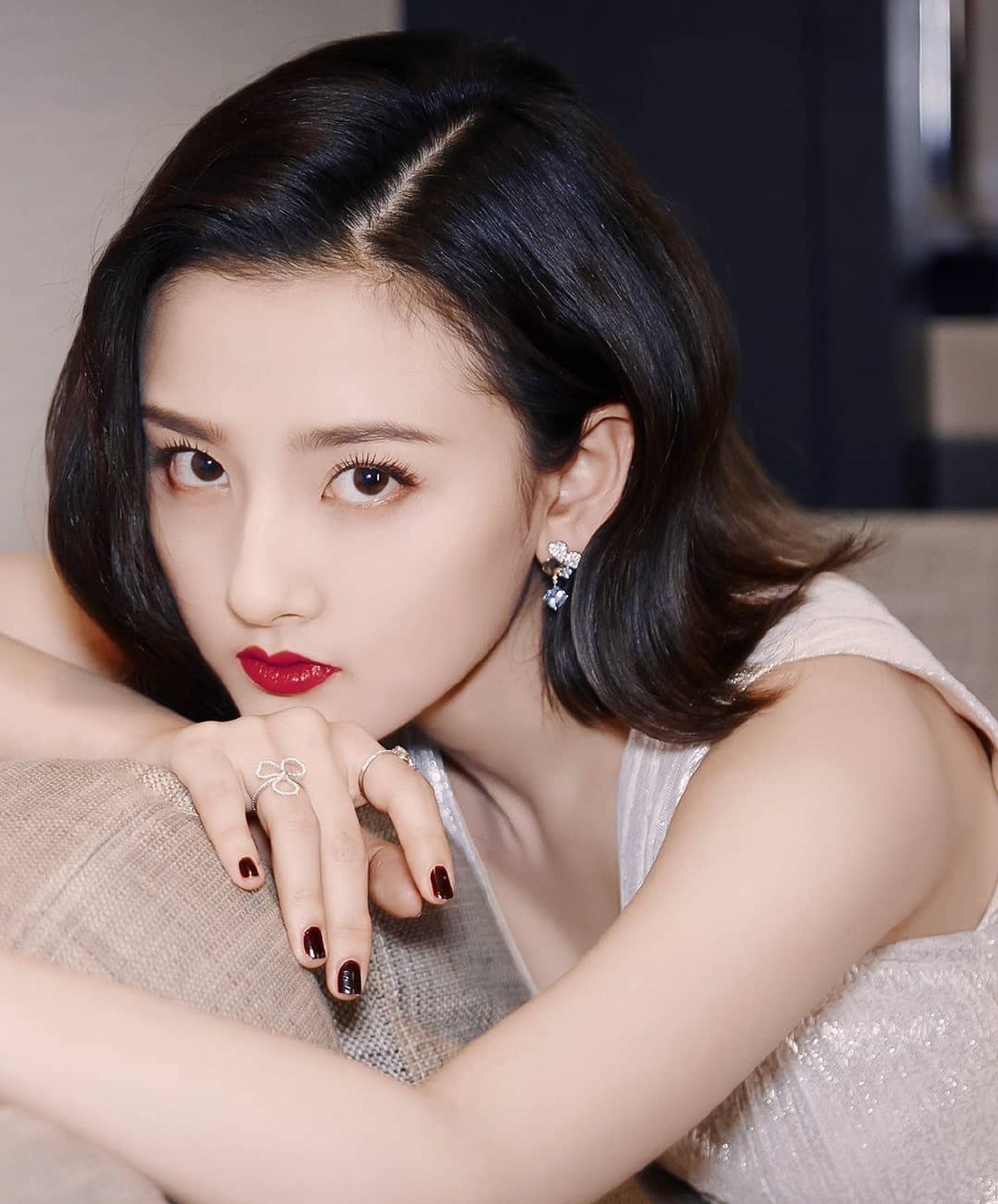 宋祖儿深v白色礼服性感烈焰红唇写真