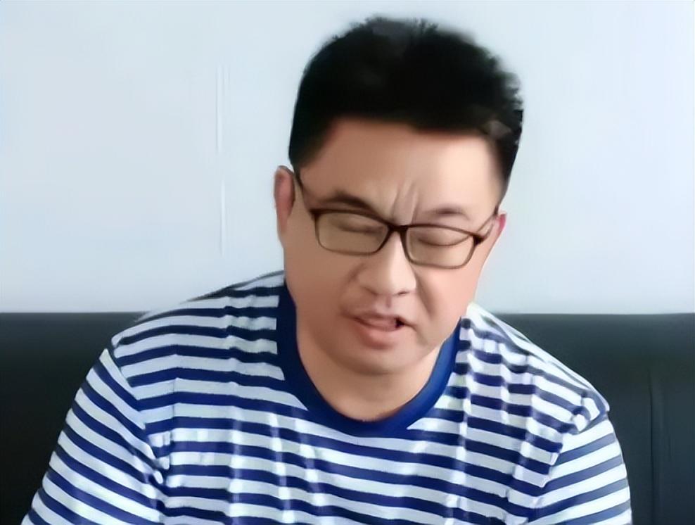舅舅再次发声引争议,大骂粉丝无头脑,网友:活成了笑话_大叔_郭为_徐岷