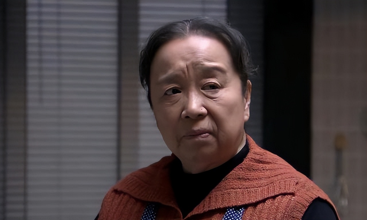 读《双面胶》原著,胡丽娟是如何一步步断送自己重获新生的机会的