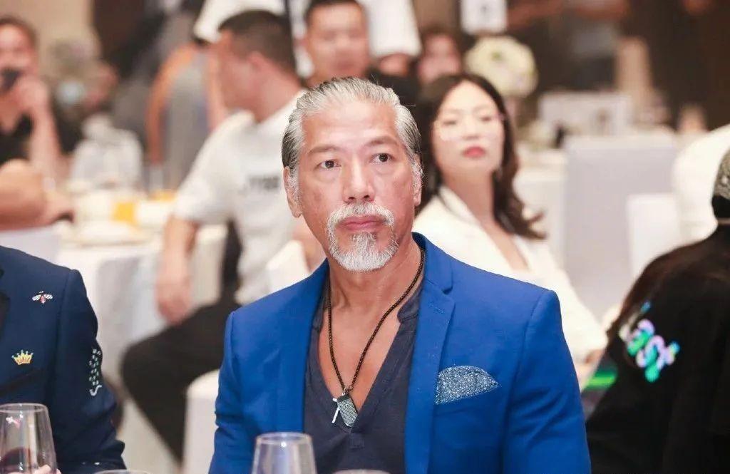 58岁张耀扬一头白发认不出,紧贴洗米嫂,退圈后跟安以轩老公赚钱