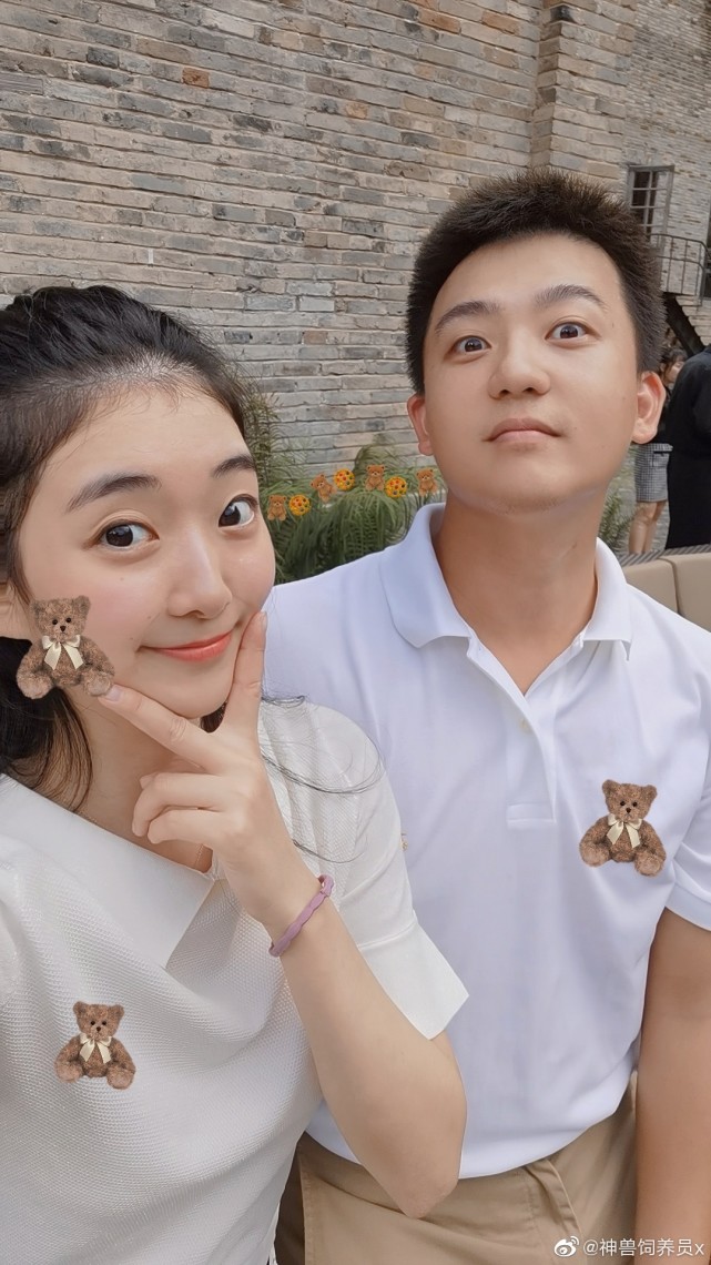 花滑女神李子君产女,与土豪老公结婚8月,开百万奔驰跑车接送_安安