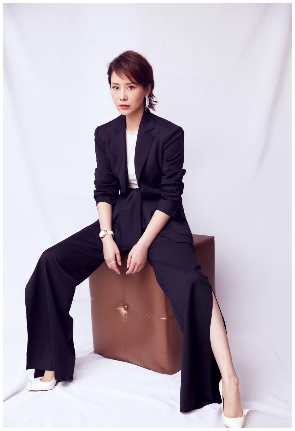 42岁海清换新造型,一袭黑色西服套装内搭白t恤,帅气干练_衣服_白色