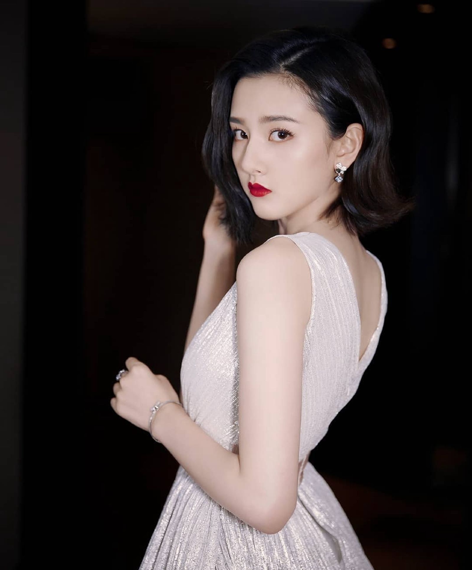 宋祖儿深v白色礼服性感烈焰红唇写真