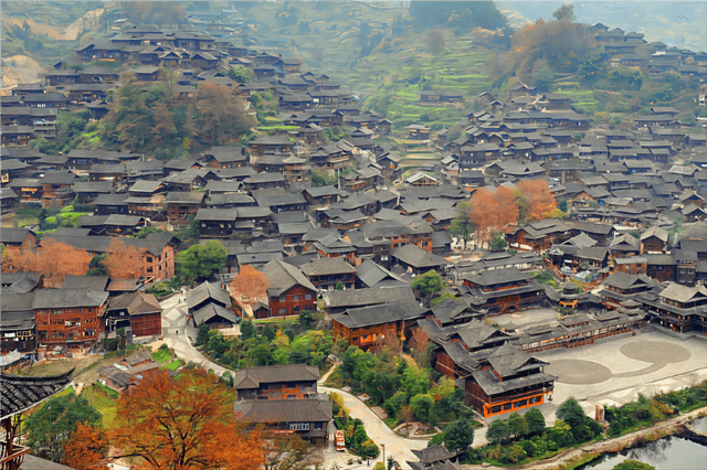 依山而建，重峦叠嶂！贵州这一古镇，分为两大部分，就在黔东南