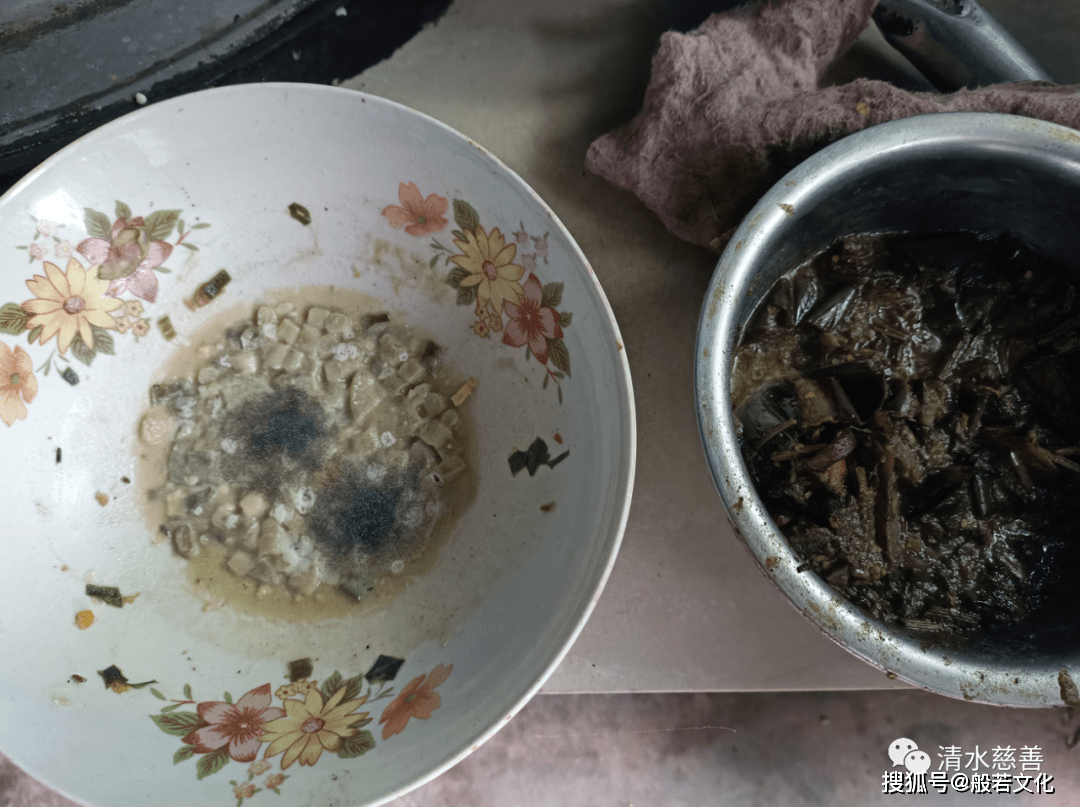 原创发霉的饭菜漏雨的房屋清水慈善带您了解患病老人的困苦生活