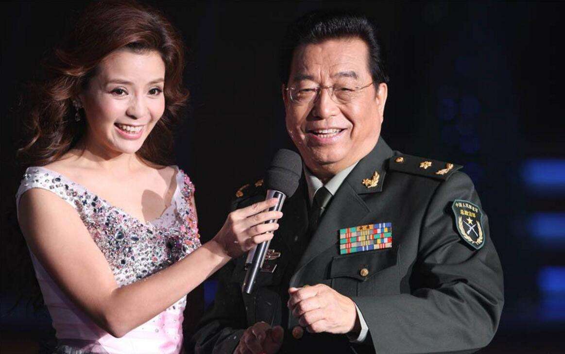 83岁李双江携妻外出逛街小27岁梦鸽身材圆润夫妻恩爱让人羡慕