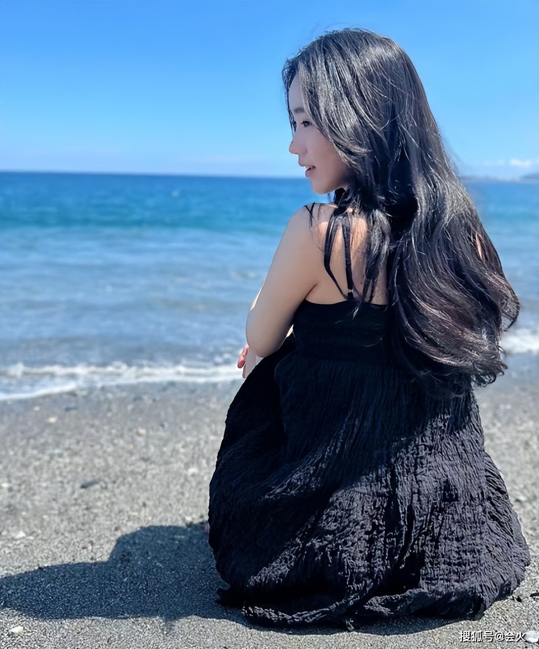 小S二女儿近照曝光!穿吊带烫大波浪不似15岁