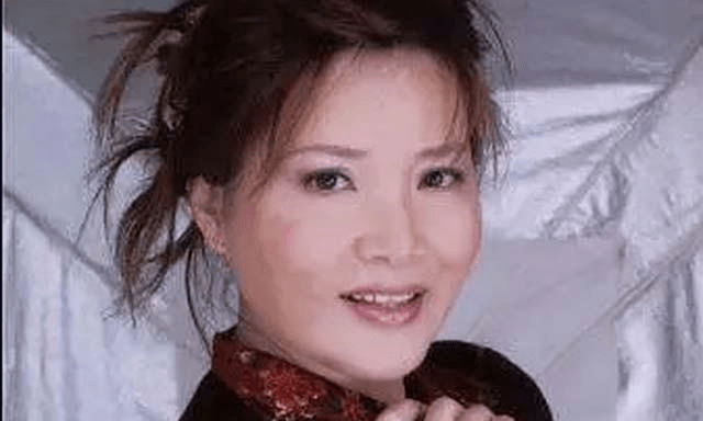 台湾歌星龙飘飘近况,结婚生子定居国外,60岁照片显冻龄状态