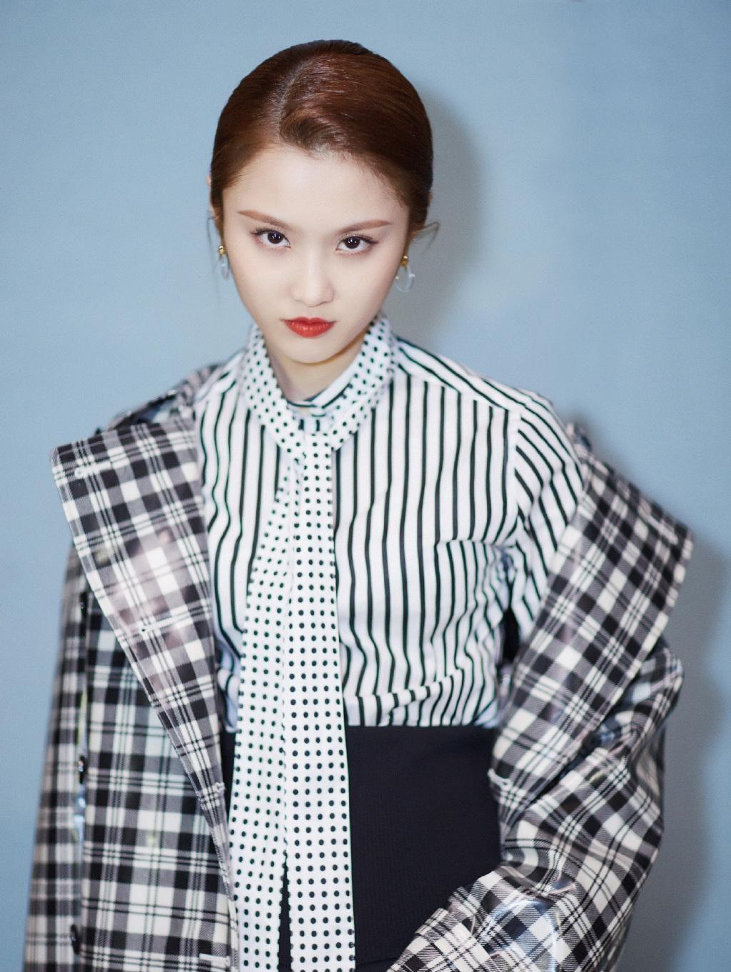 张慧雯表现力好绝,穿黑色西装配红唇,眼神凌厉霸气似公司老总_时尚