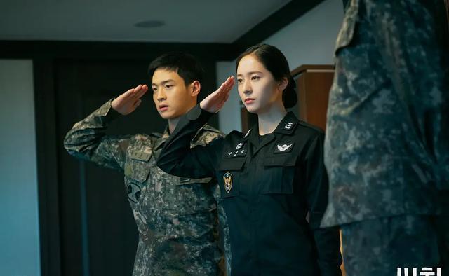 郑秀晶转型获肯定,演员路走得太稳了_电视剧_动作_军装
