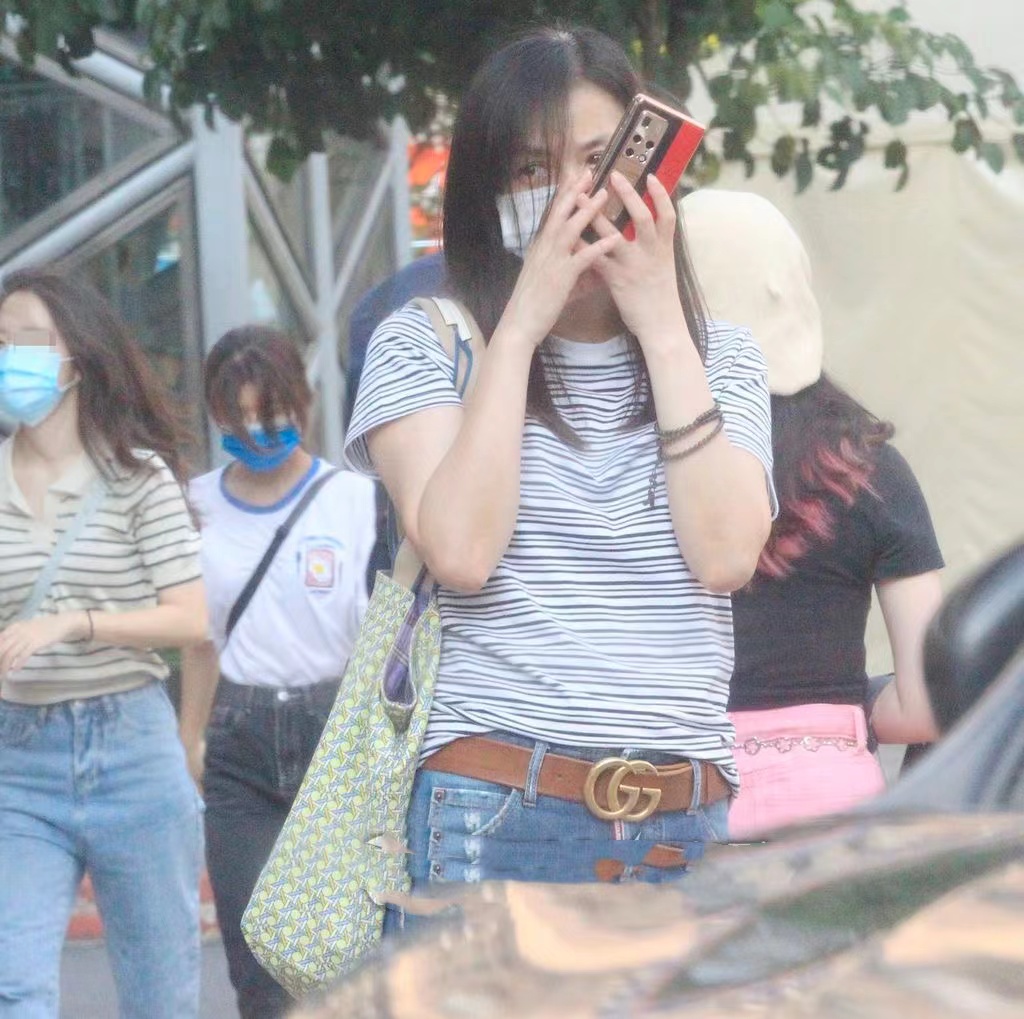 张庭一家四口返台探亲,带女儿刷黑卡买平价衣