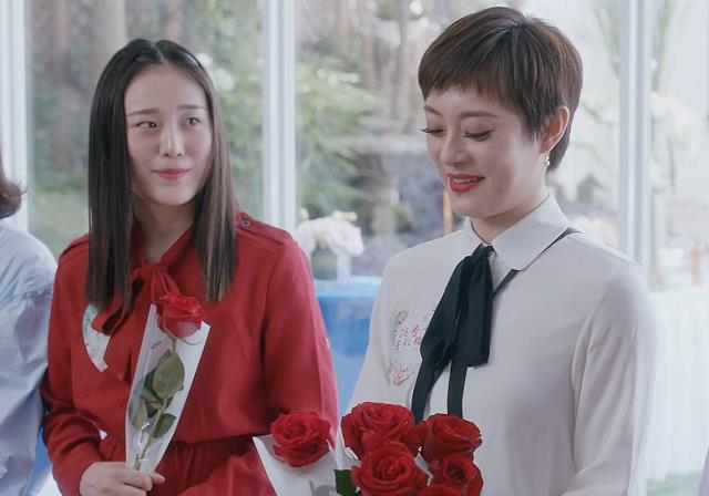 打扮艳丽的她和孙佳雨有一拼,被王自健逗笑_贴近生活_家庭_作品