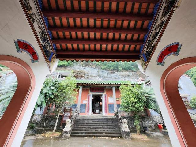 湛江有座修在火山口的寺庙,背靠熔岩石,香火挺旺