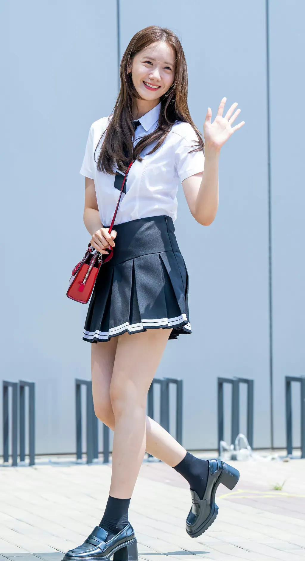 林允儿穿上校服秒变回高中校花