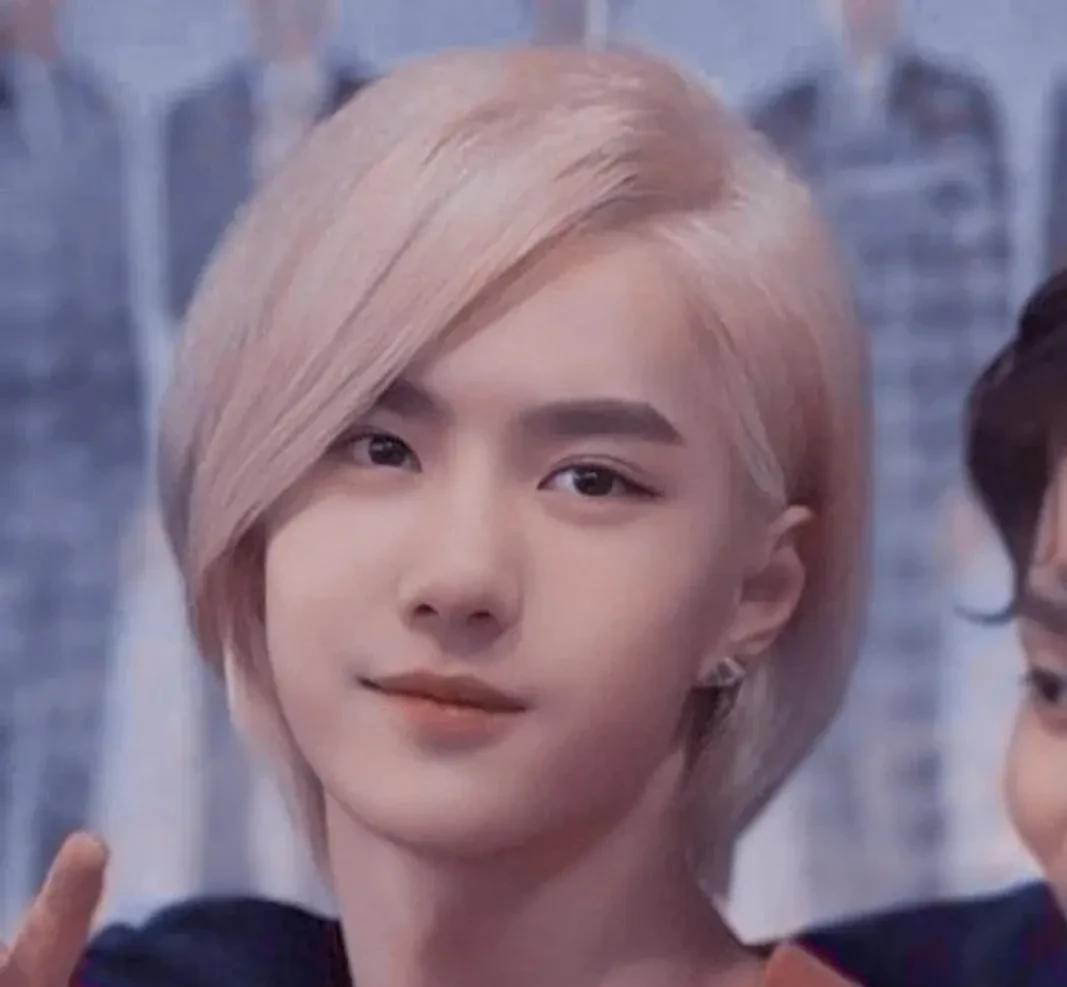 王一博早期的白牡丹照片,一头金色头发,看起来好好看_感觉_少爷_贵族