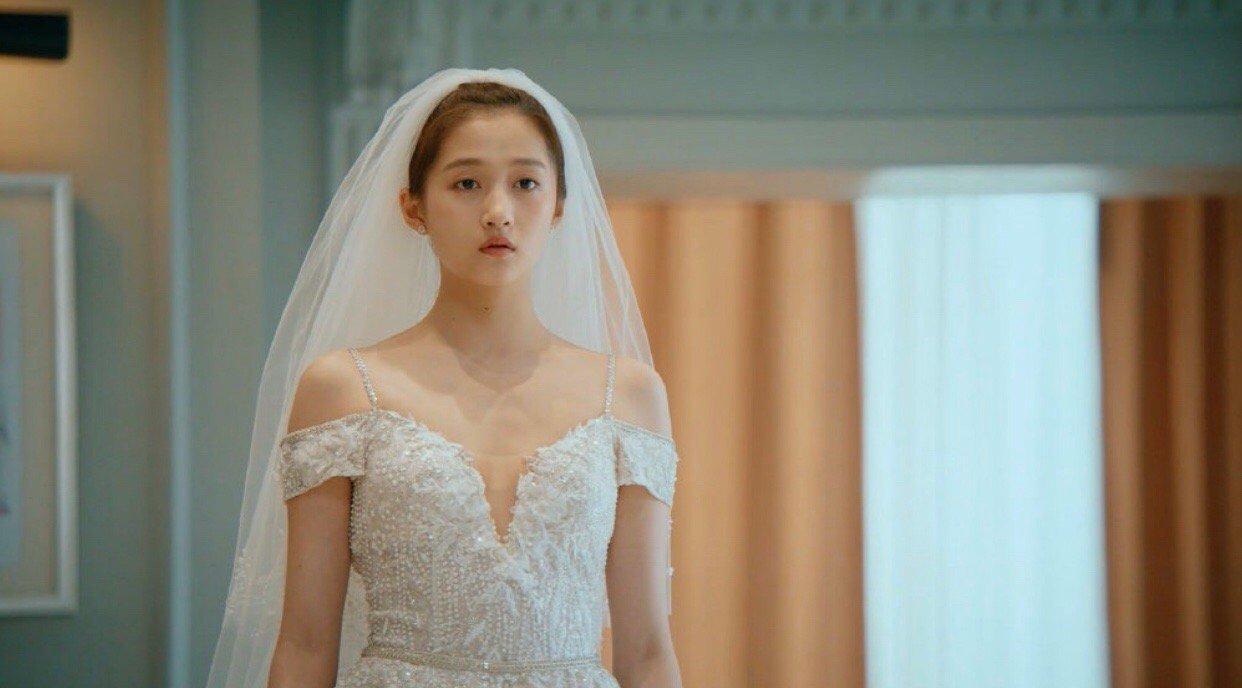 原创女明星婚纱比美迪丽热巴凭身材刘诗诗气质她靠老公稳赢