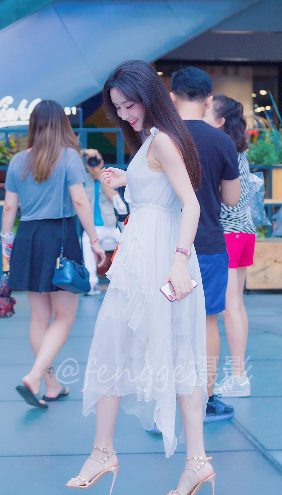 穿白裙子的姑娘,人美裙子美脚丫也很美,好像还有点自恋_美女_仙女