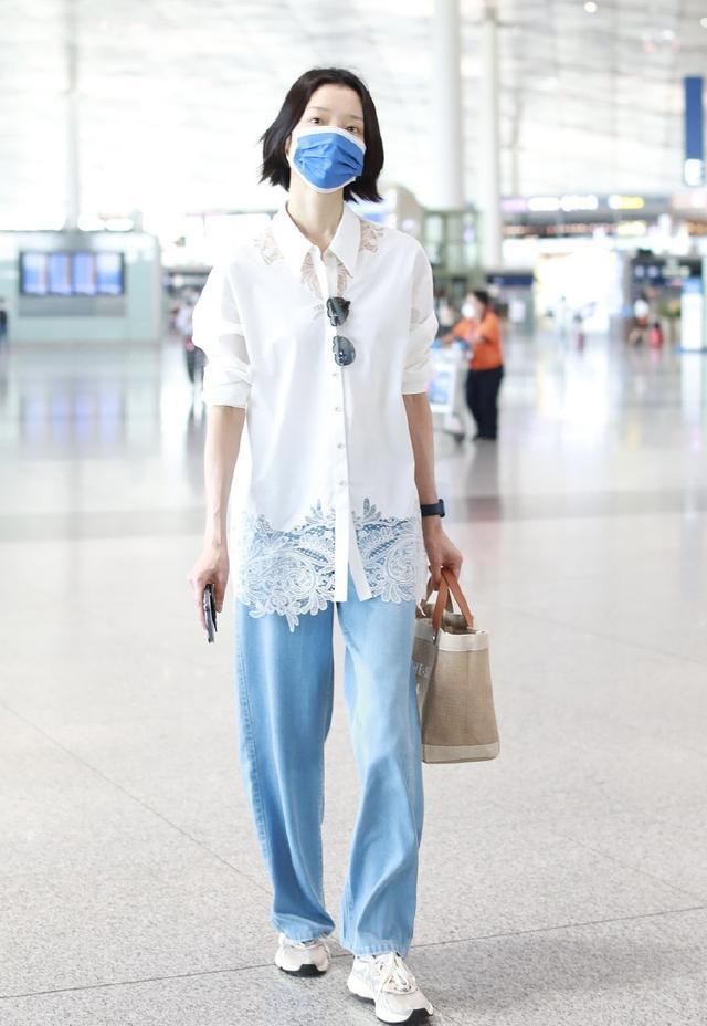 杜鹃不愧是超模，穿简单的白衬衫走机场还素颜，虽日常气质仍出众