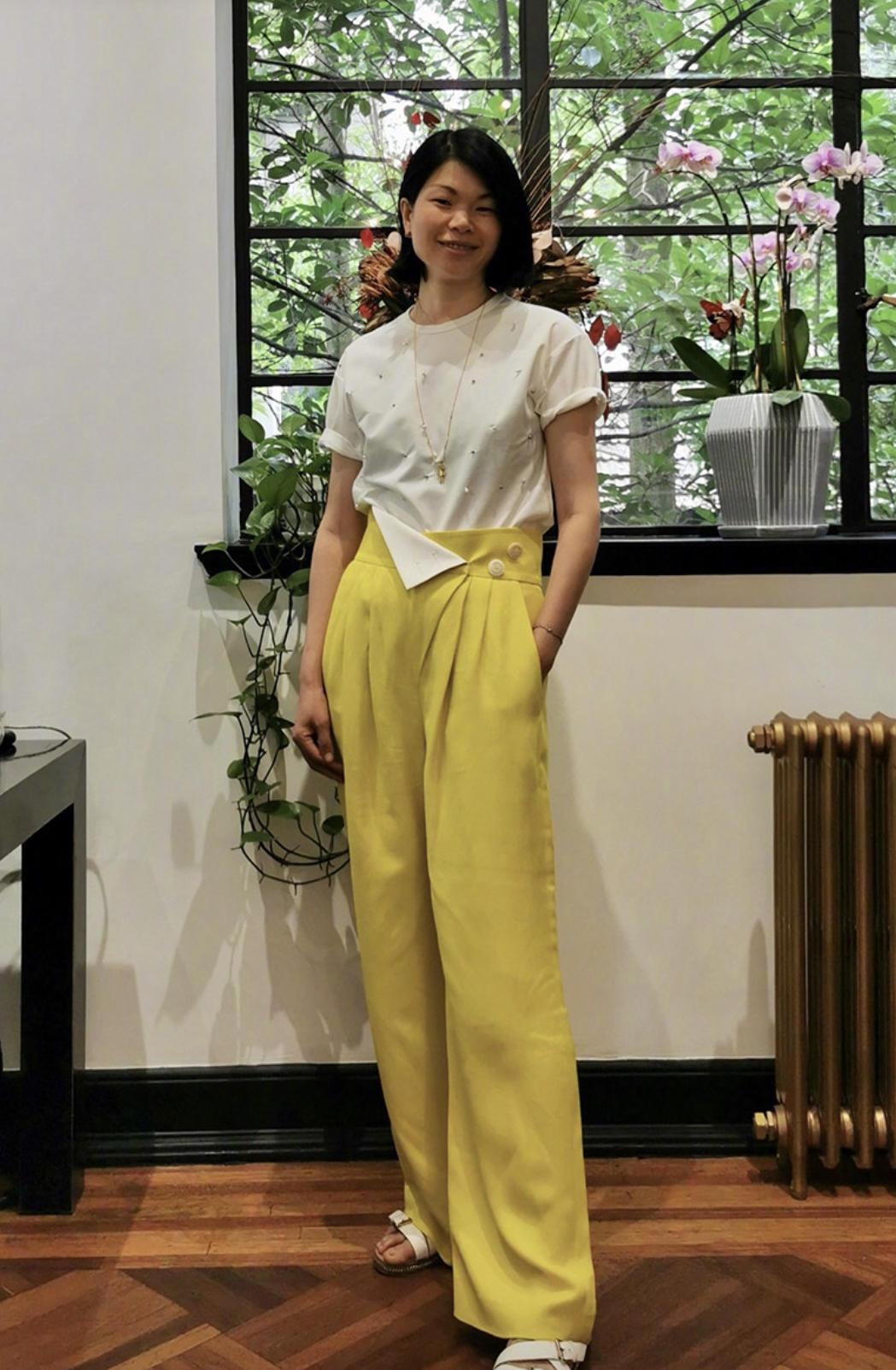 超模吕燕气质开挂!穿玫瑰红西服套装惊艳亮相,意外美出新高度