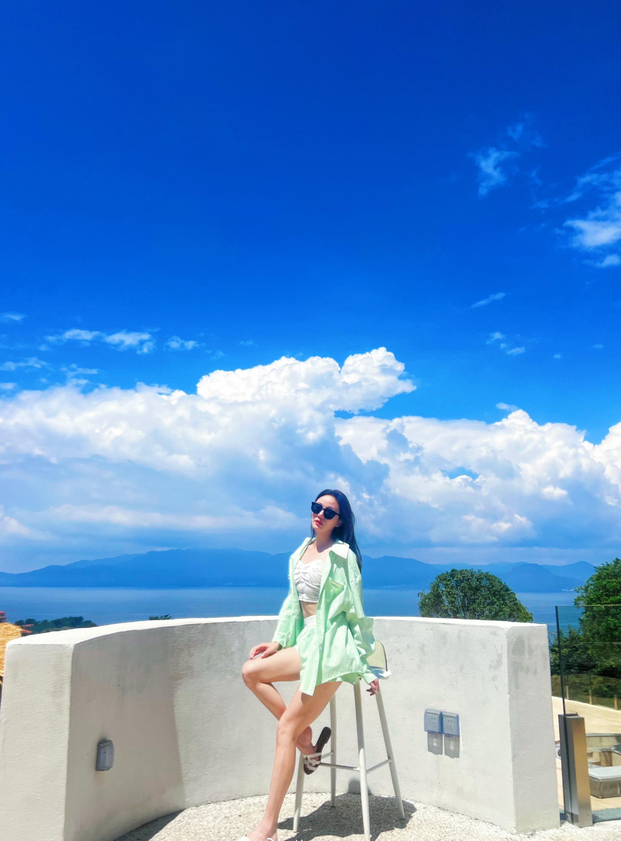 花游女神蒋婷婷蓝天白云下展现夏天下的健美好身材