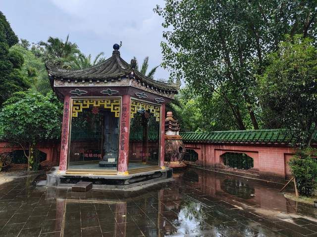 湛江有座修在火山口的寺庙,背靠熔岩石,香火挺旺