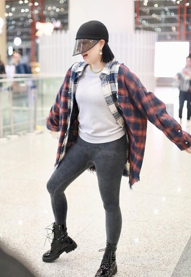 钟丽缇身材好饱满,裙子外面套短裤真会玩,束手无措大粗腿抢镜影响美