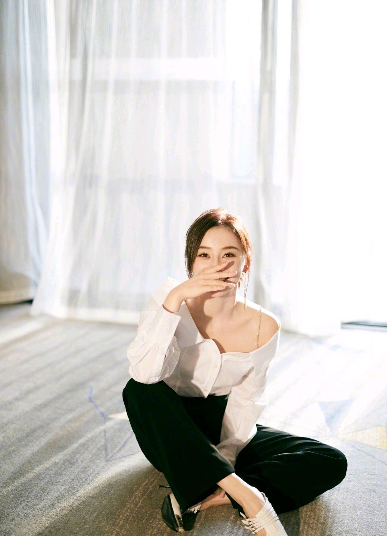 原创袁姗姗的衣品就是好身穿薄荷绿上衣搭配蓝色牛仔裤清新又时髦