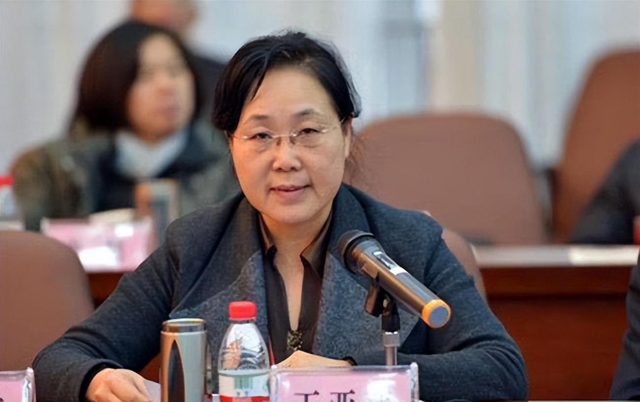 王亚萍,王洪文的女儿,生意兴隆身家过亿,爱国的她拒绝定居国外_王亚平