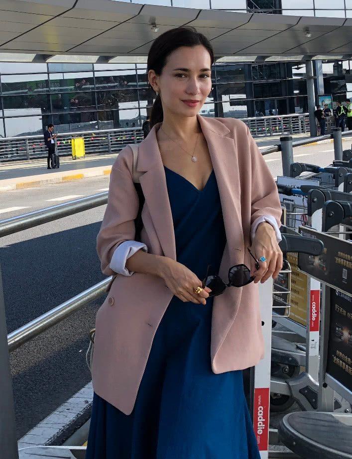 卢靖姗真会穿,穿豆沙粉西装好温柔,长相英气也可以这么少女!