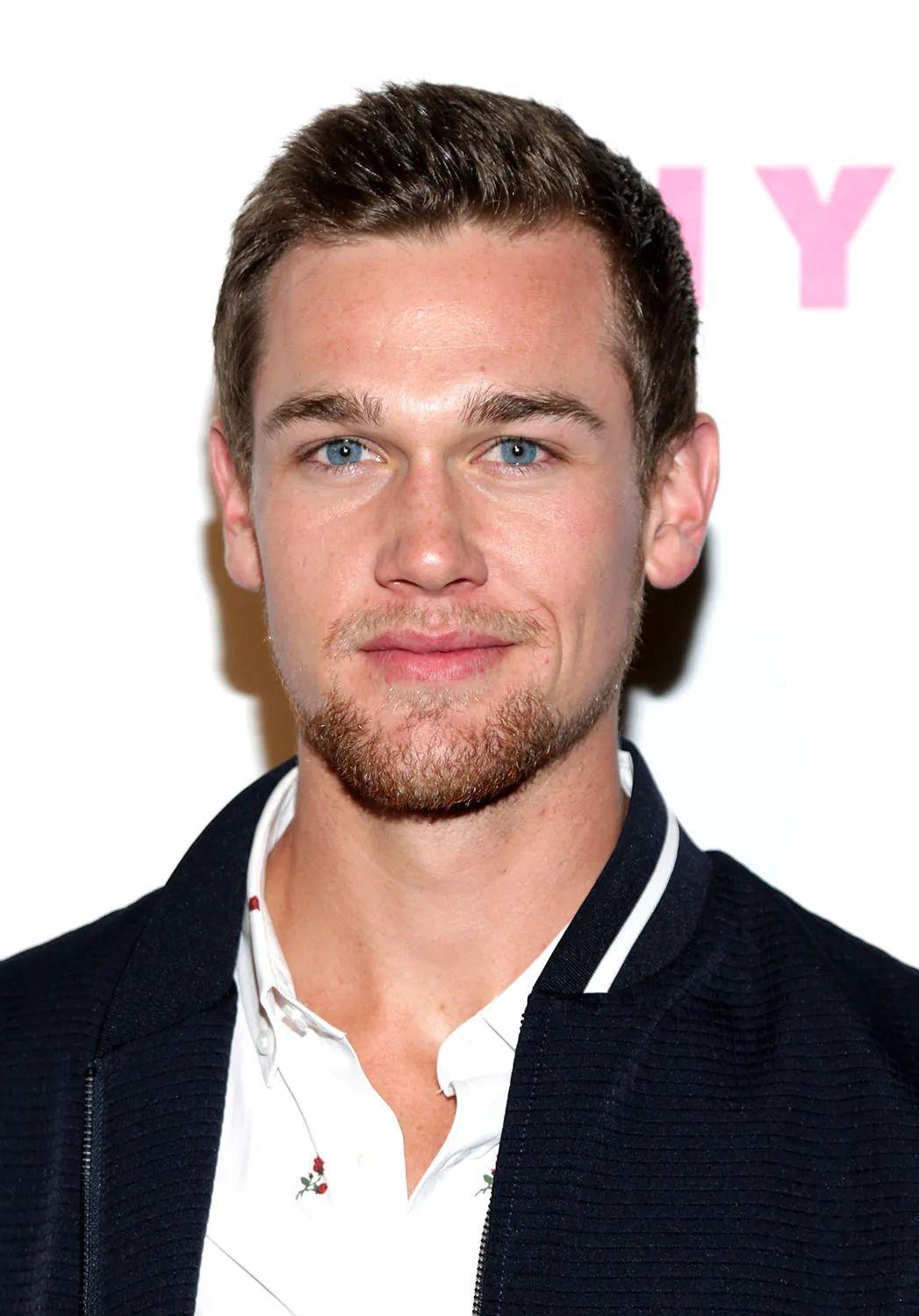 taylor john smith 身高一米八五,不仅是一名男演员,曾经也做过兼职