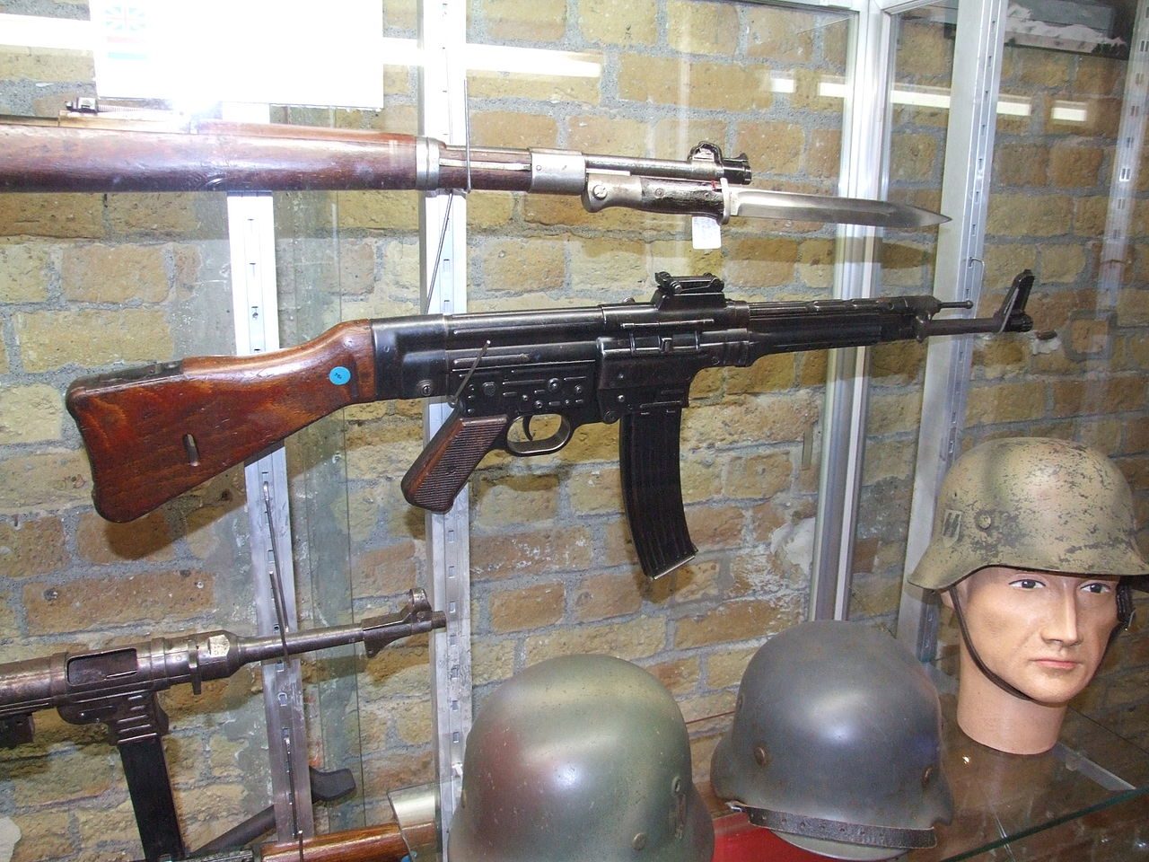 它号称"突击步枪的鼻祖" "二战最强单兵武器" 催生了ak47问世_冲锋枪