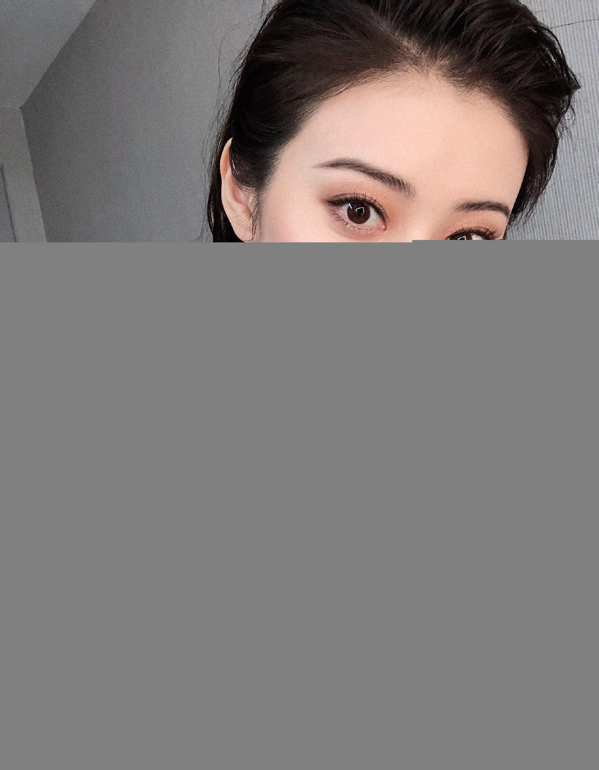 景甜以前画的是那种浓粗眉,她属于倒三角脸型,一字粗眉会让整体的妆看