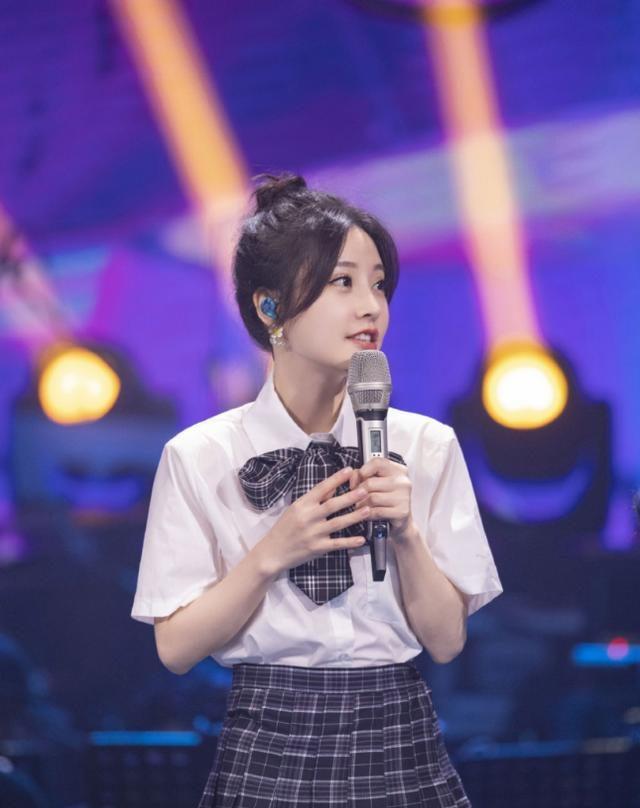 原创冯提莫的jk裙可以单独出道了显娇美还减龄制服造型很撩