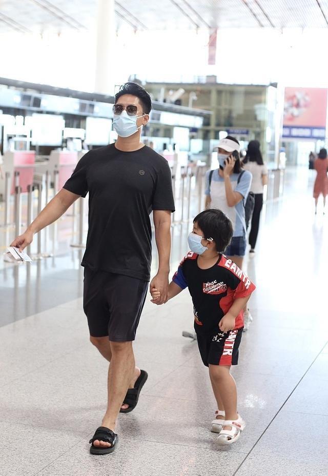 凌潇肃一家好接地气,全穿t恤搭短裤亮相,儿子身材结实变小胖墩_休闲