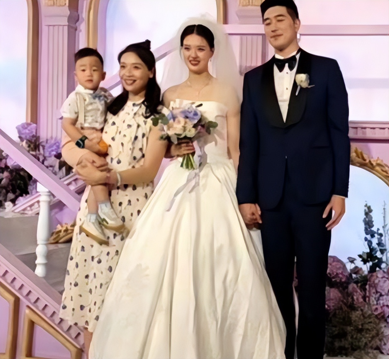 和惠若琪已经上升为了母亲的角色,而徐云丽和刘晏含还没有找到男朋友