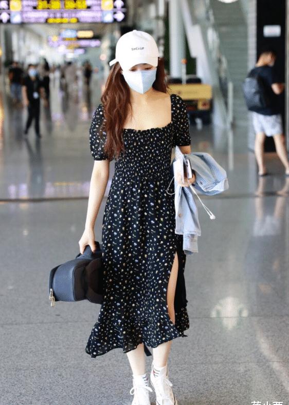 张含韵私服穿搭真时髦,黑色碎花连衣裙配棒球帽,减龄又显气质