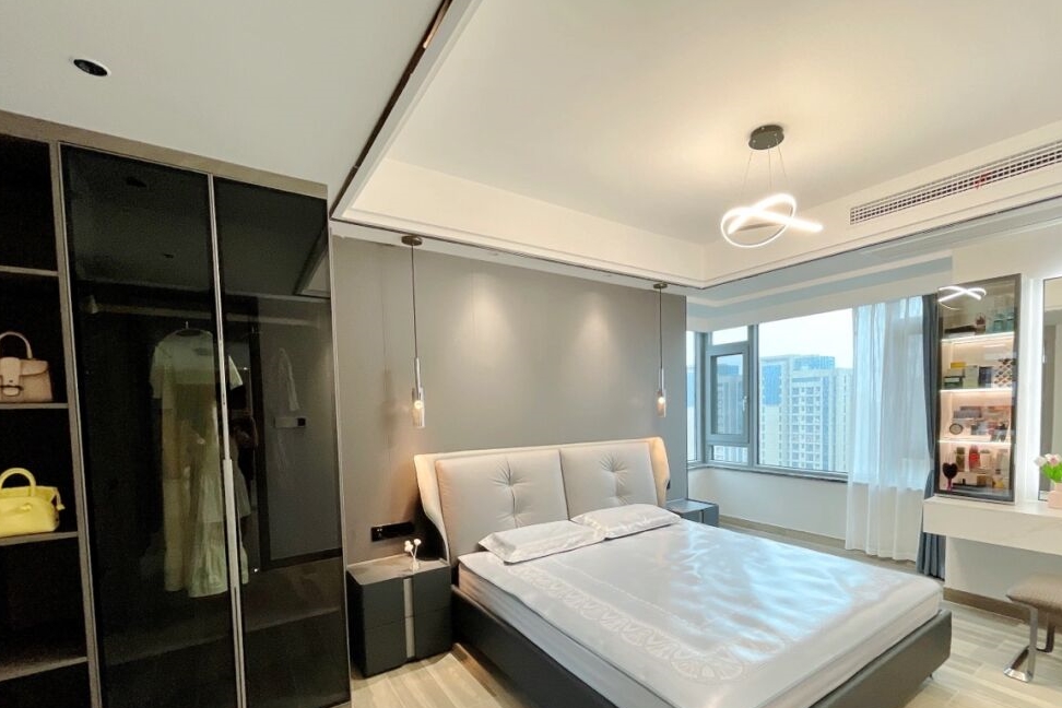 她家装修太让人羡慕了,效果很漂亮,吊顶贴金属线条,很时尚!