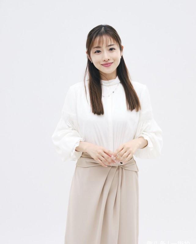 石原里美平时的造型普遍很优雅,是经典的日系风格,例如照片中这套服装