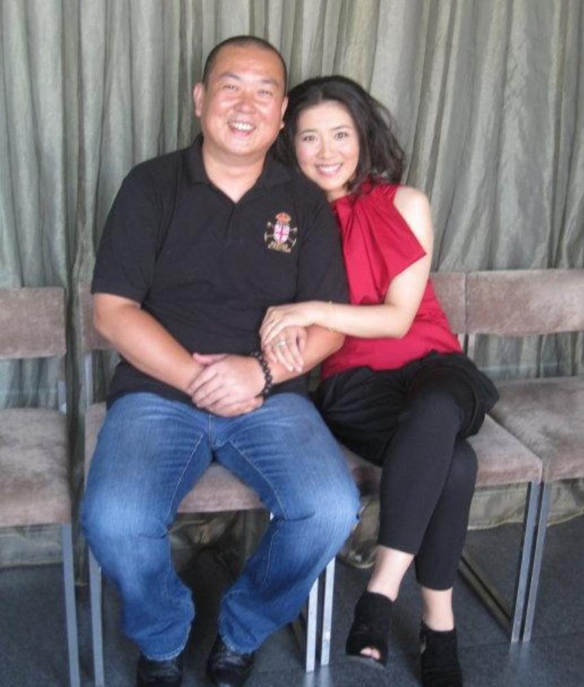 王彤在剧中不但经常出演好媳妇,在生活中她也是一个好妻子,她与丈夫